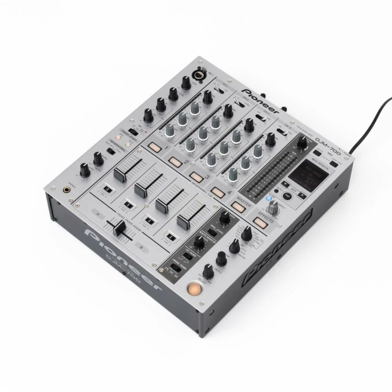 Pioneer-DJ-DJM-700-S-gebraucht-1