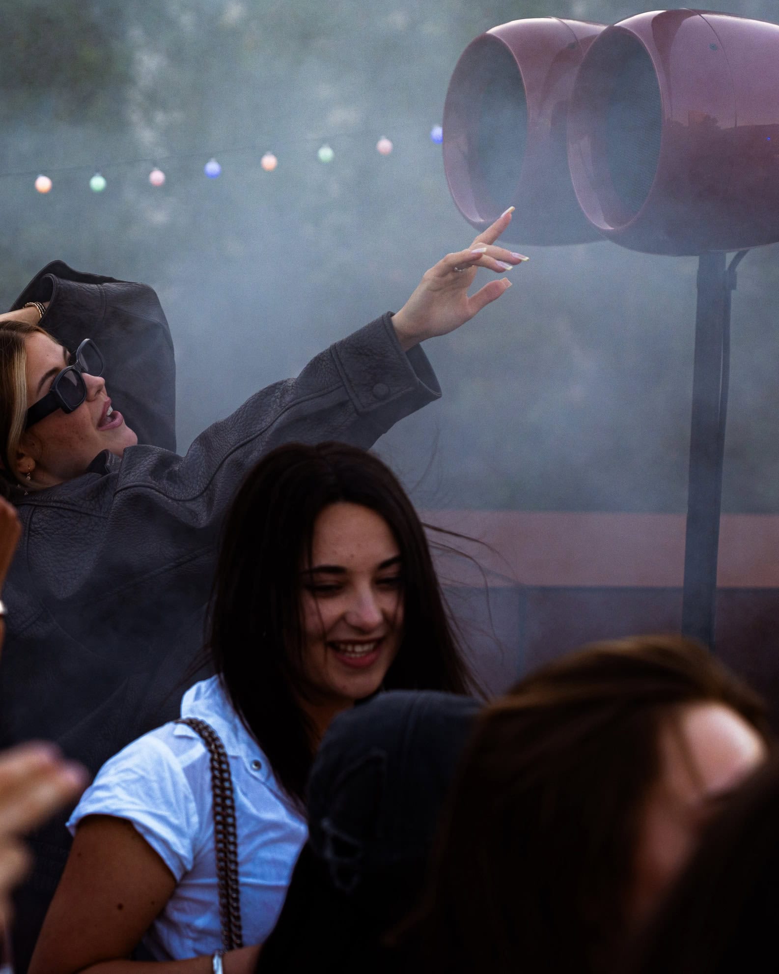 Tanzende Gäste vor einem roten Void Soundsystem beim Open-Air-Event